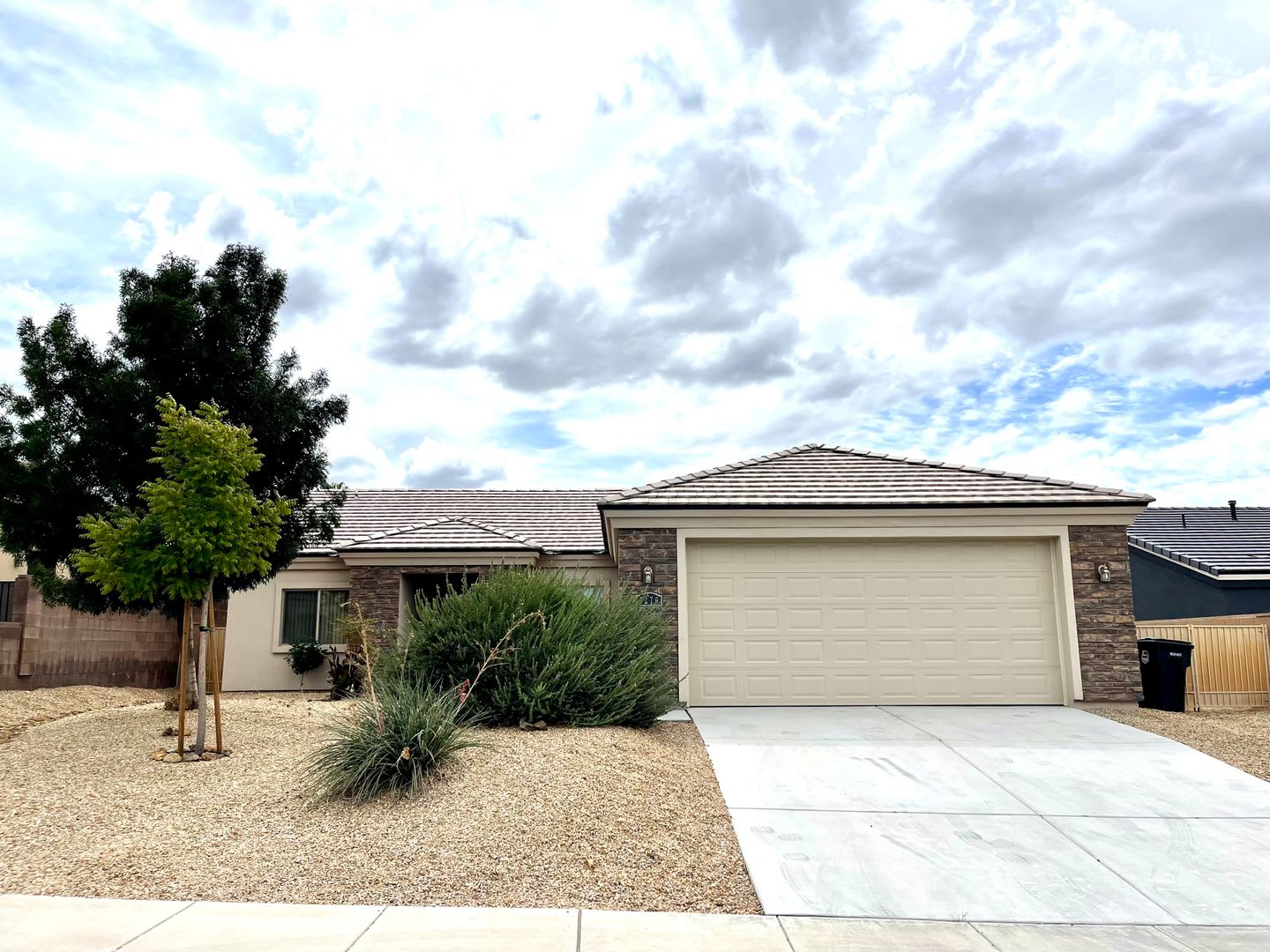 Beautiful 3 Bedroom Home In Hualapai Shadows Home Is Currently Occupied Please Do Not Disturb The Tenants – photo 1
