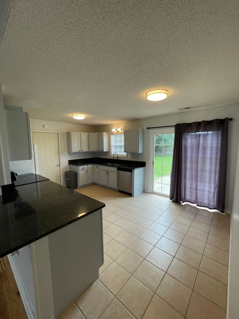 Beautiful Home in Hubert – photo 4