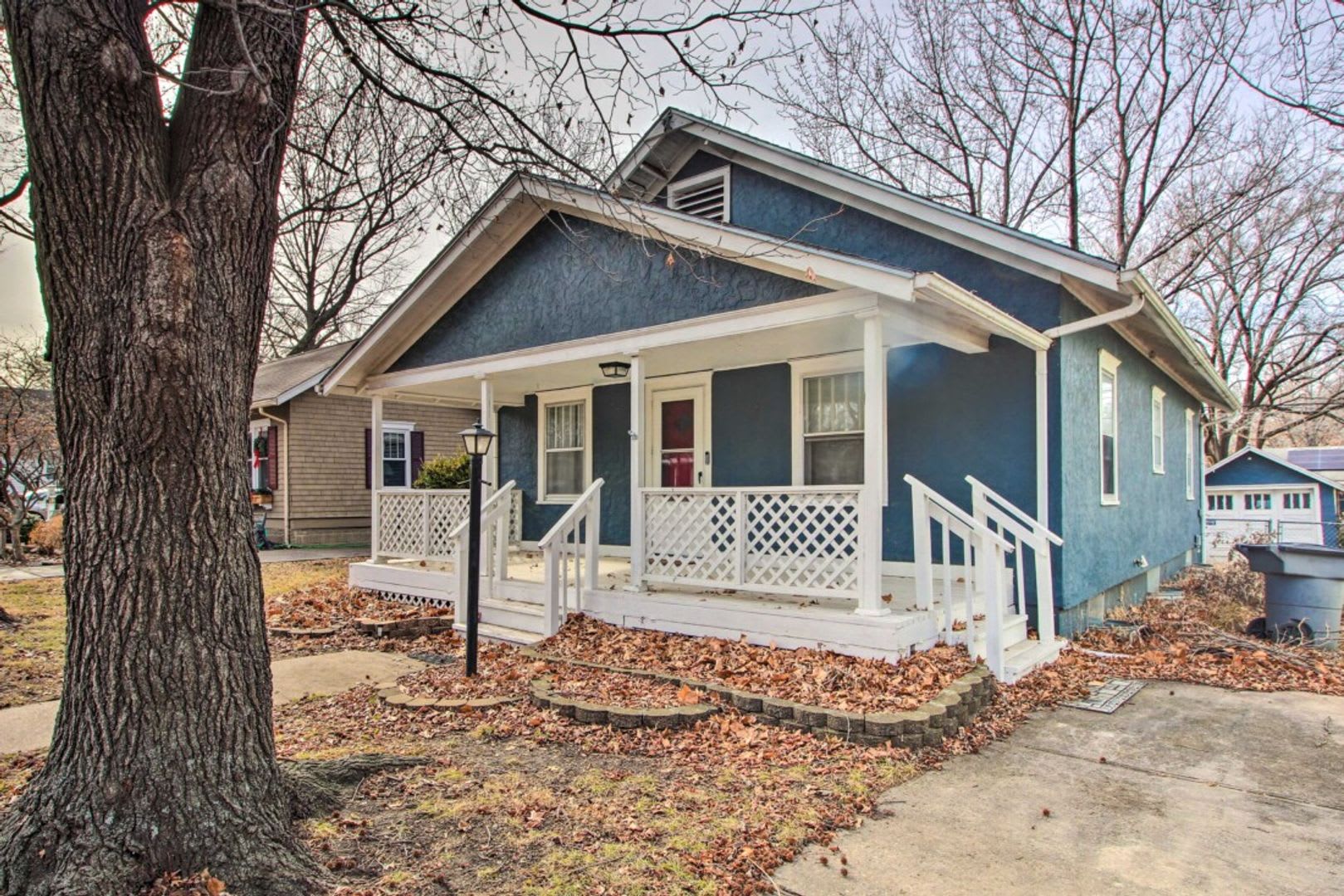 Newly remodeled, fully furnished adorable bungalow in a great location! – photo 3