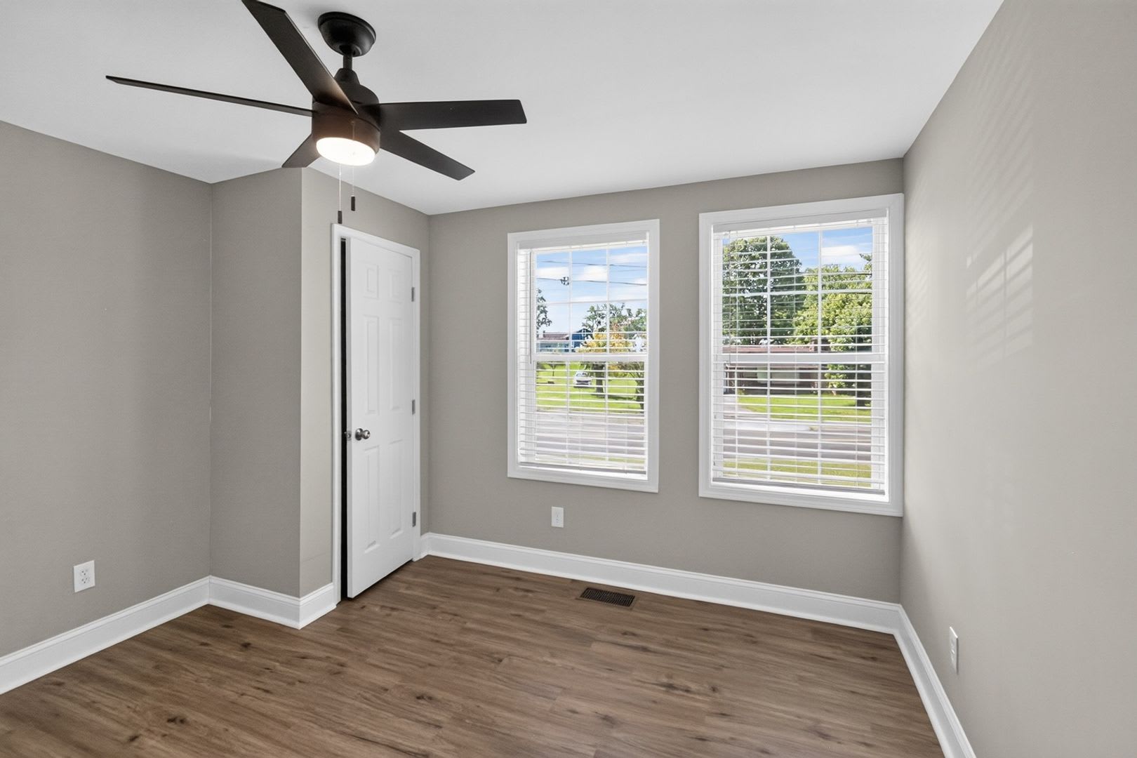 Charming 2Br Duplex In Oak Ridge – photo 2