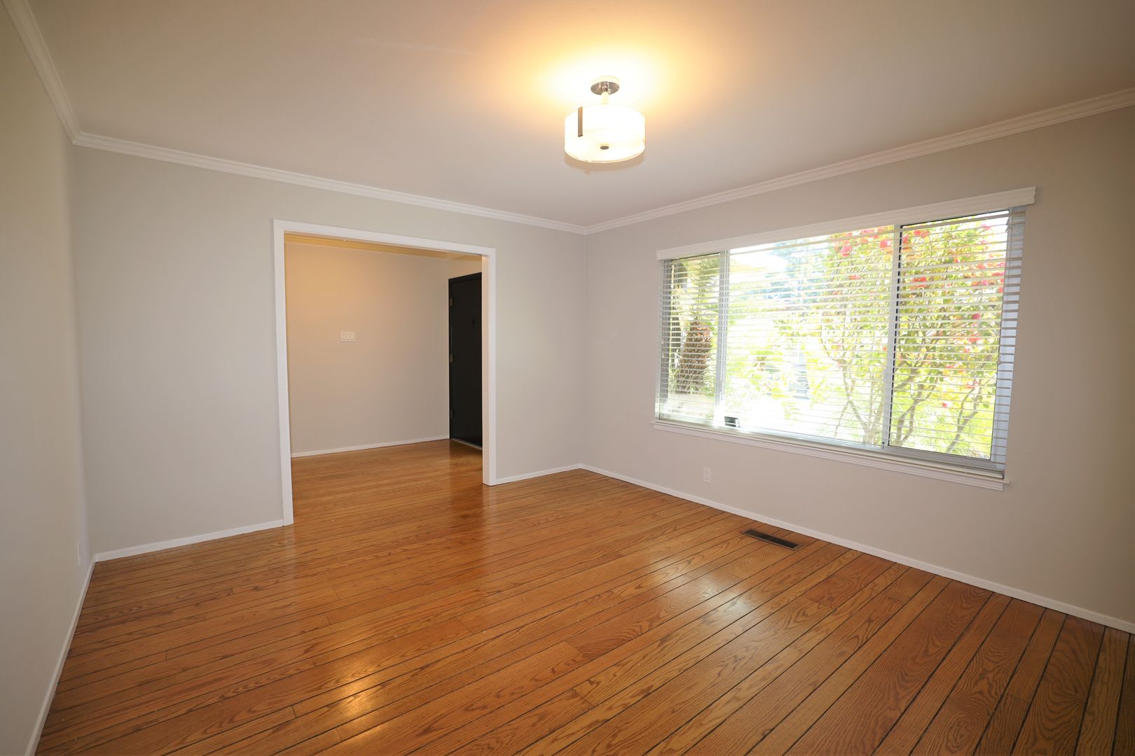 Spacious 4 bed/3 bath house near Downtown Burlingame available NOW! – photo 4