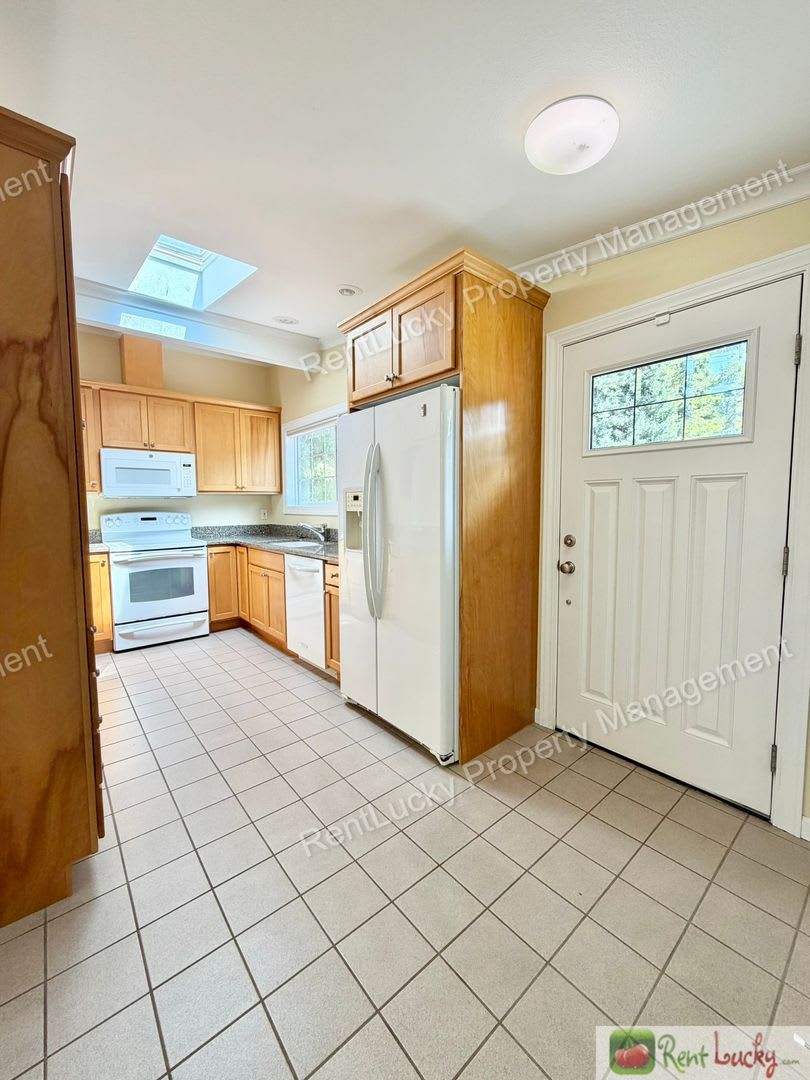AMAZING 4 Bedroom Home in Bellevue! Fantastic Balcony and Large Family Room! – photo 2