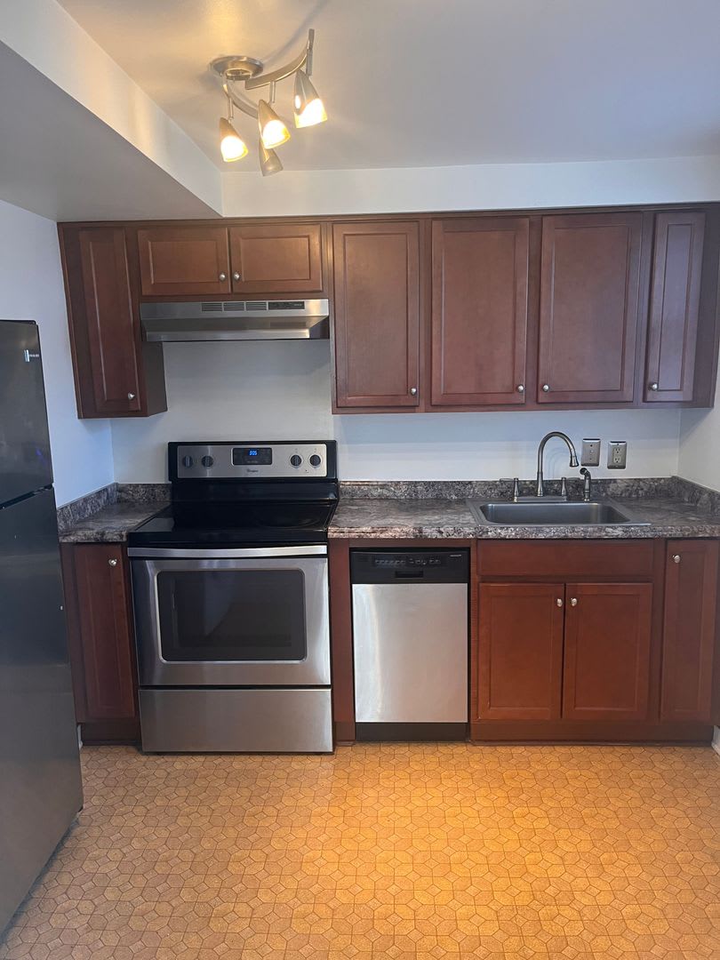 Lovely 2 Bedroom with 1.5 Bath located in Village District – photo 5