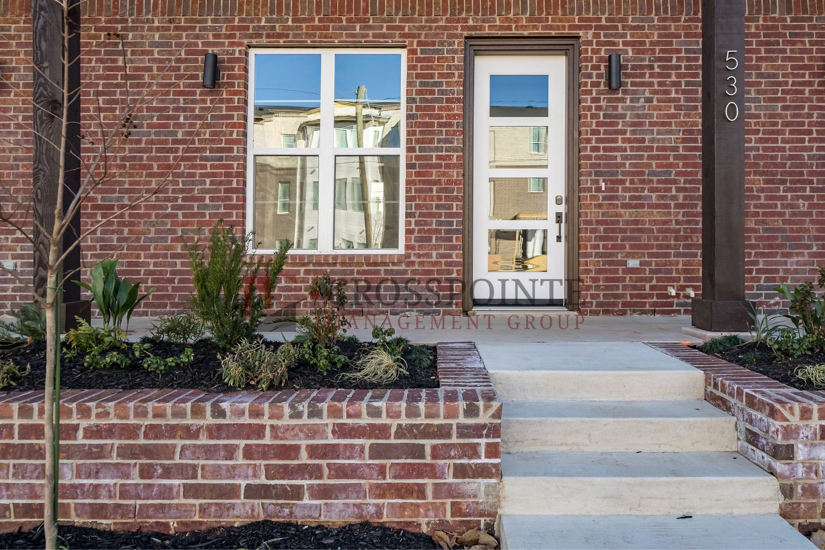 Luxury 3 bedroom, 3.5 Bath, 2 Car Garage Townhome- Fully Furnished! – photo 2