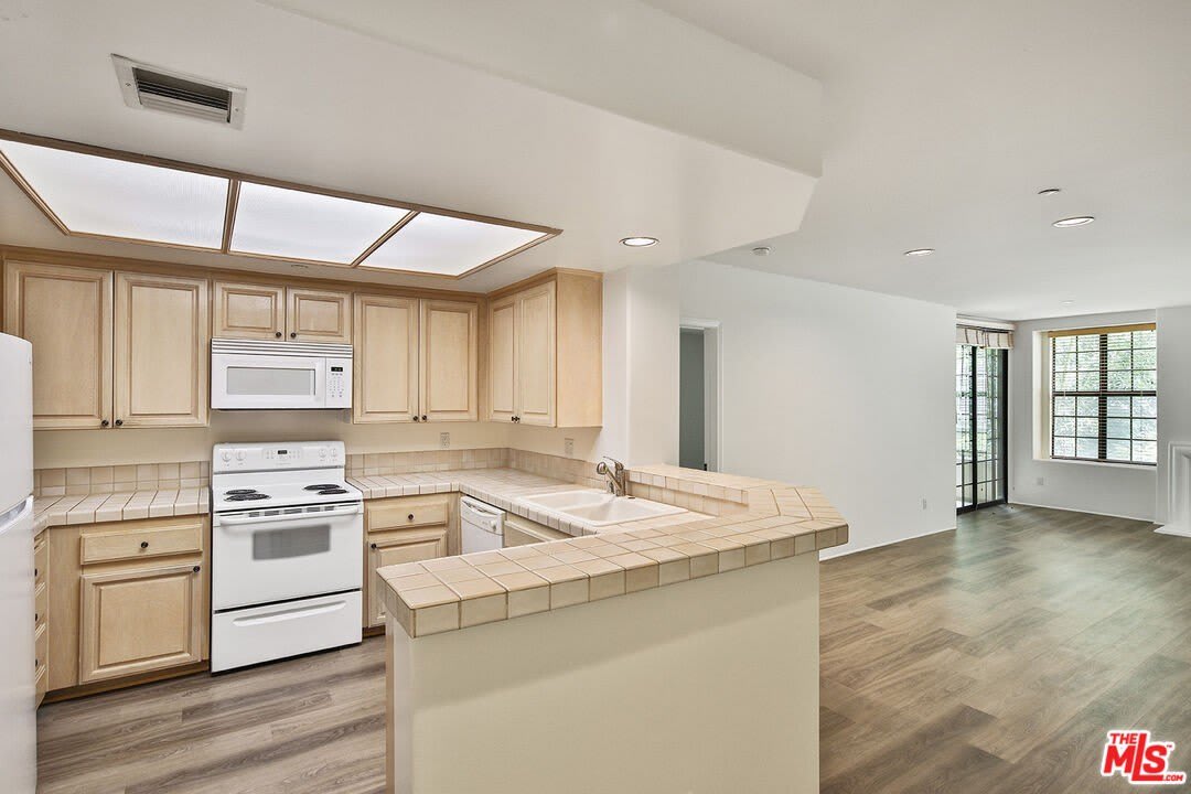 555 S Barrington Ave – photo 3