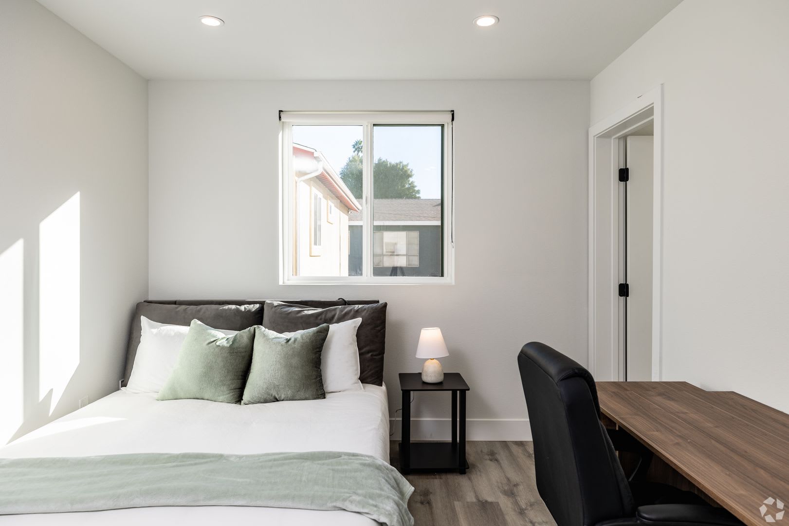 MH Liping 1137 W 37th Dr – photo 2