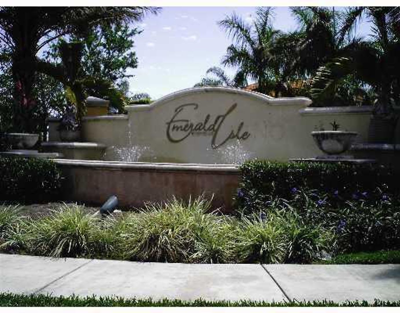 EMERALD ISLE AT LAGUNA LAKES CONDO – photo 4