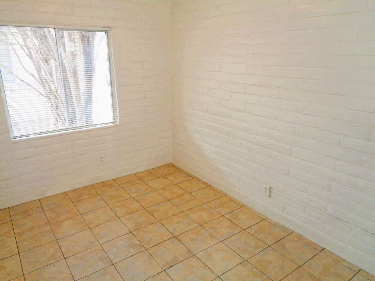 Adorable Single Level Eastside Duplex With Evaporative Air Located In Quiet Neighborhood – photo 5