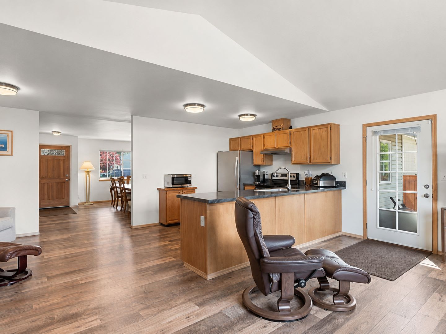Beautiful 3 Bed 2 Bath With Yard – photo 5