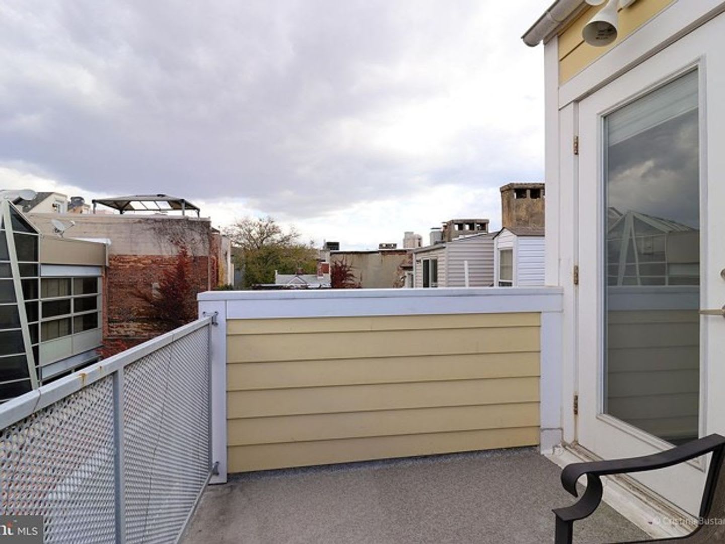 Gorgeous Federal Hill 3bd/2ba with Modern Amenities, CAC, W/D and Upper Deck! Available now – photo 5