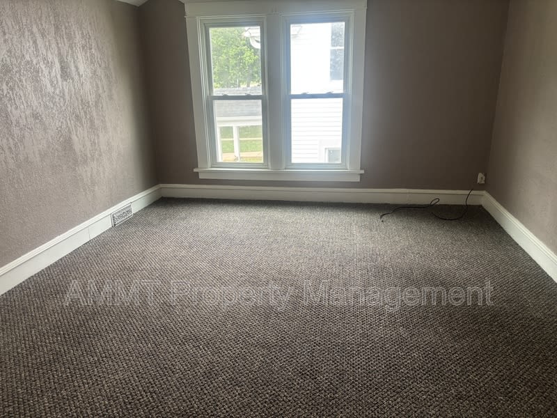 1725 D Avenue NE – photo 3