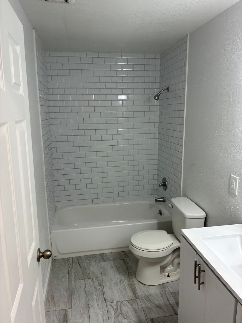 2-Bedroom Duplex with Private Carport Near Main Roads – photo 4