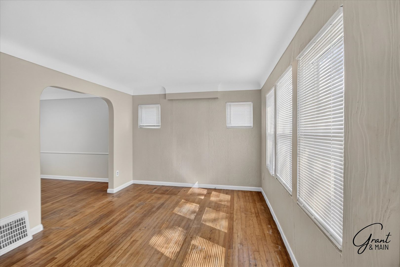 1350 3 Bedrooms – photo 2