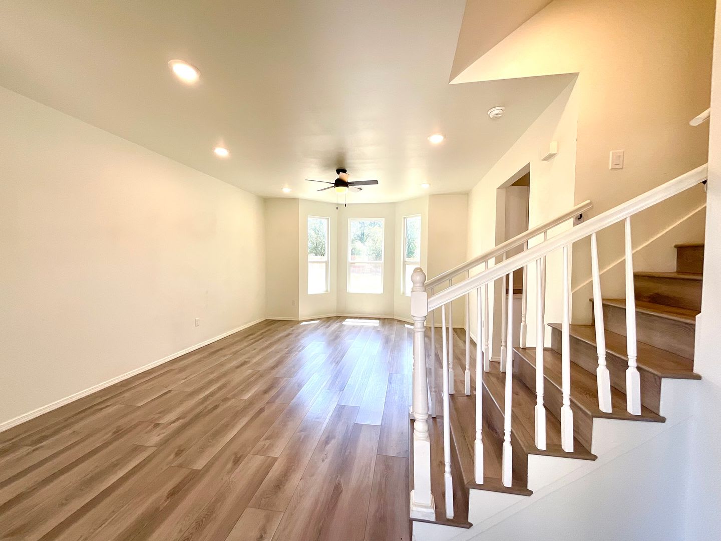 Move In Special Gorgeous 2 Story Home In Granite Shoals One Month Free After Move In If Move In Before 8 30 – photo 2