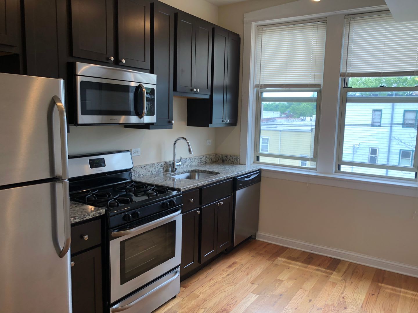 3539 W Ainslie St – photo 2