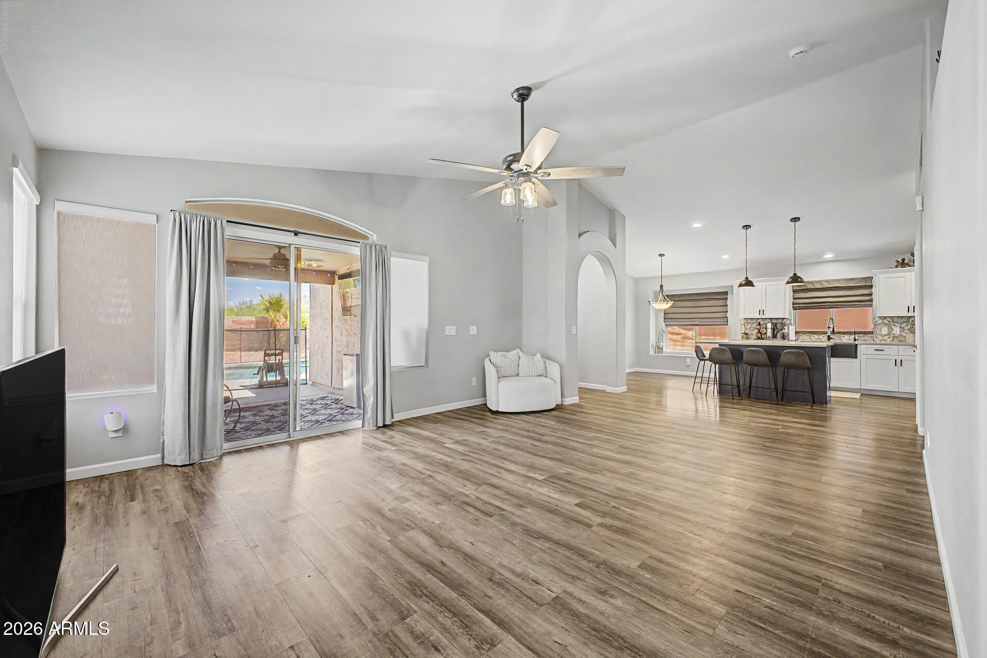 1119 E PONTIAC Drive – photo 4