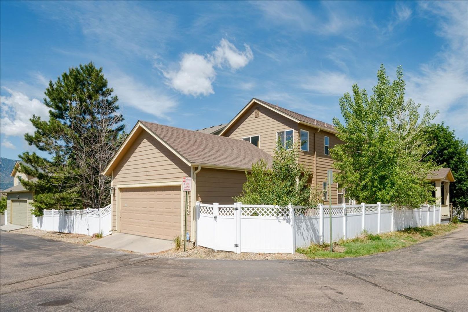 Spacious 4-Bedroom Home with Loft, Bonus Room, and Nearly 3,000 Sq. Ft. of Living Space! – photo 2