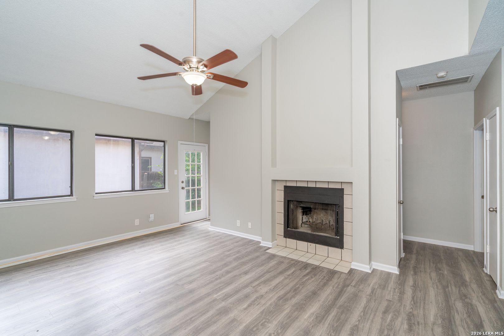 BEAUTIFULLY UPDATED 3-BEDROOM HOME IN TIMBER RIDGE – photo 5