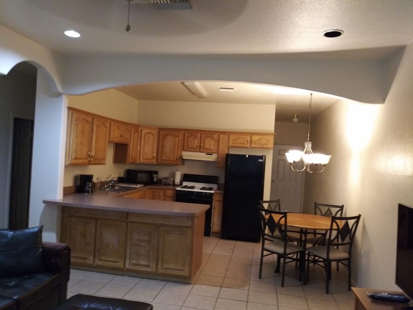 Modern Town Home With Ac 3 2 Covered Off Street Parking Easy Care Yard Ample Kitchen Laminate And Tile Floors – photo 2