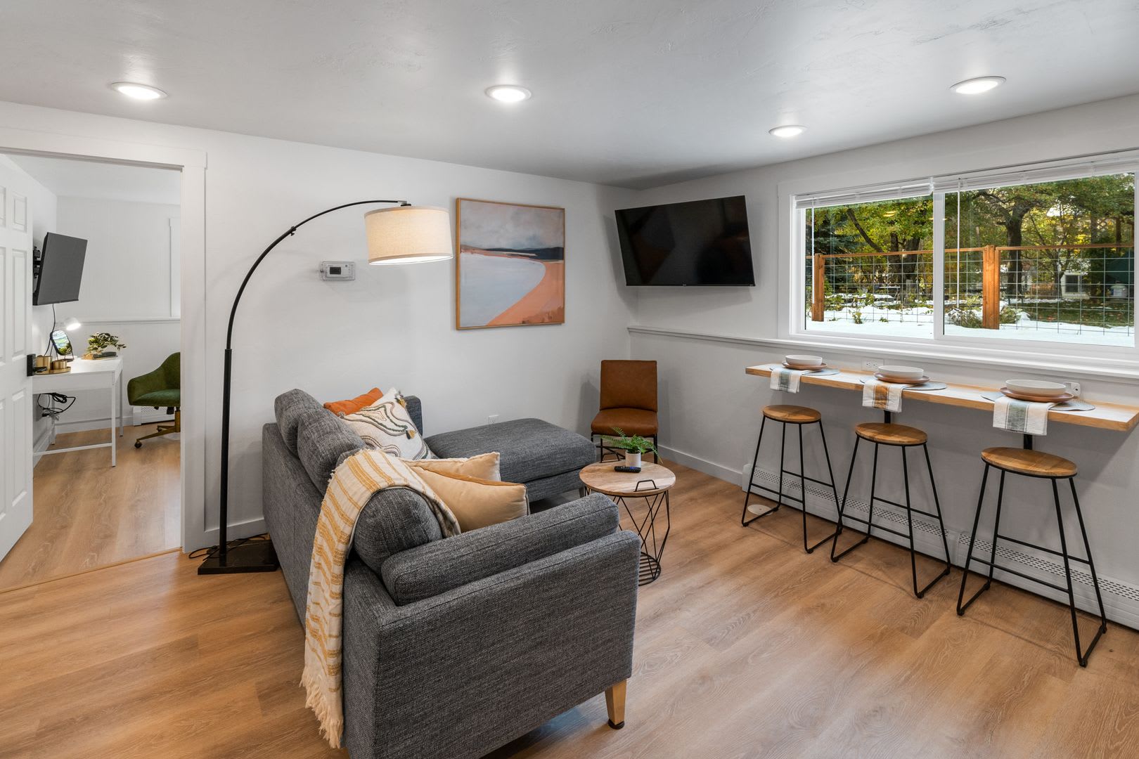 Stylish Turnkey Furnished 2 Br Daylight Basement Apartment Utilities Wi Fi Included – photo 4