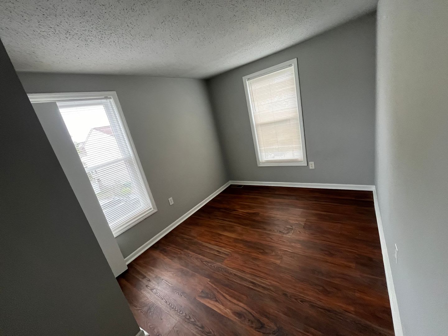 Spacious 3 Bedroom Townhome Newly Renovated Move In Ready Voucher Holders Only – photo 3