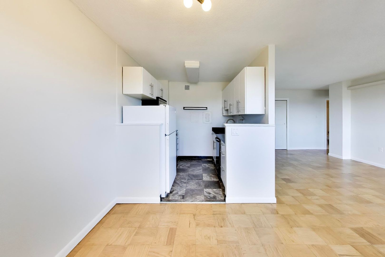 Amazing Location 1Bed 1Bath Condo Assigned Parking – photo 5