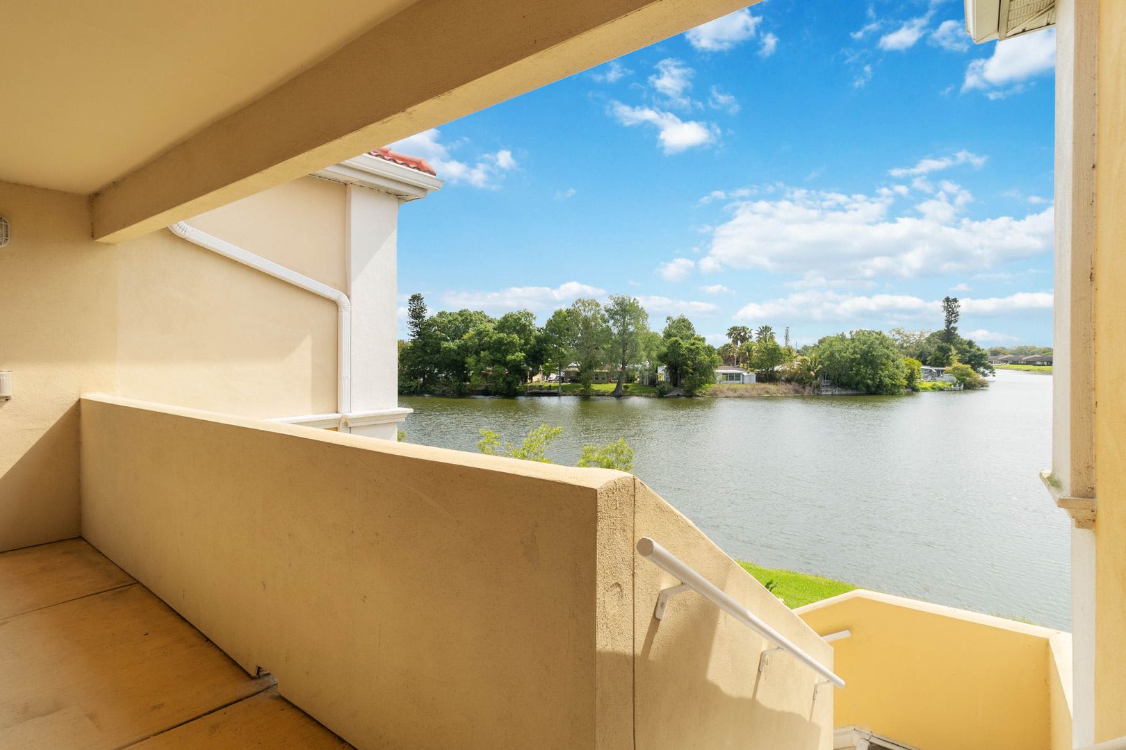 Beautiful furnished 2/2 condo with stunning water view available now for a short-term stay – photo 5