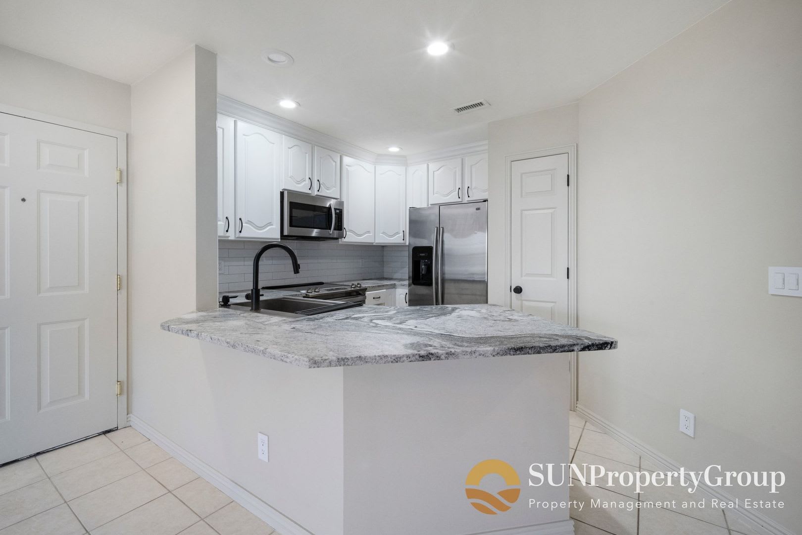 Luxury Condo In Desirable Salt Lake Community – photo 4
