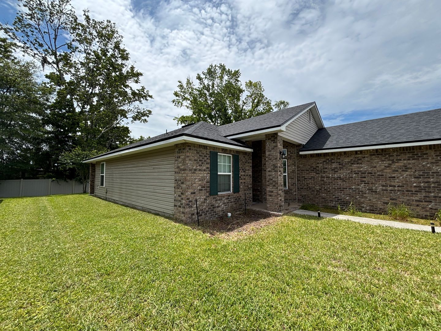 Beautiful 3/2 Located in 32219 priced to rent & won't last long! – photo 2