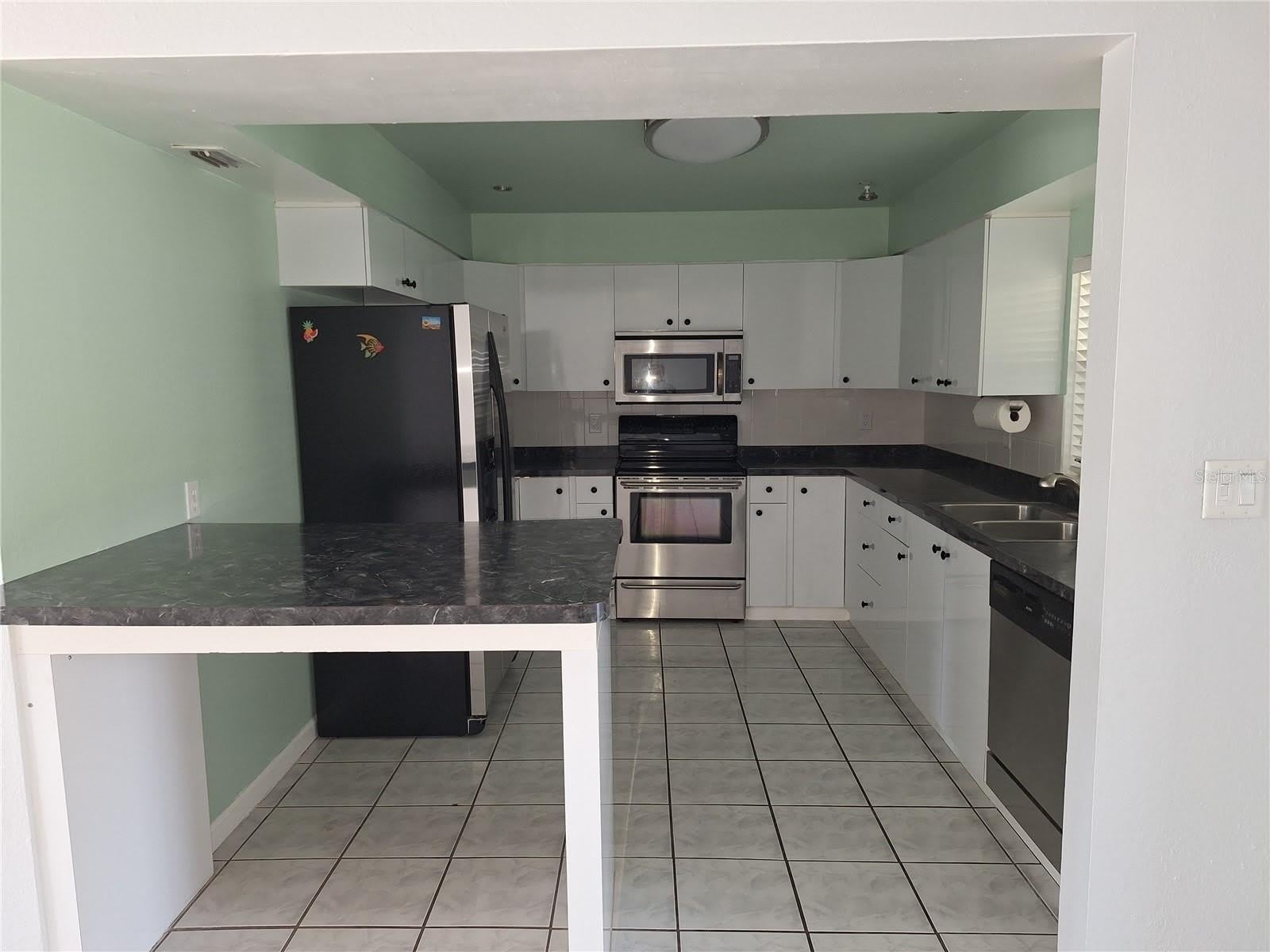 22191 NEW ROCHELLE Avenue – photo 5