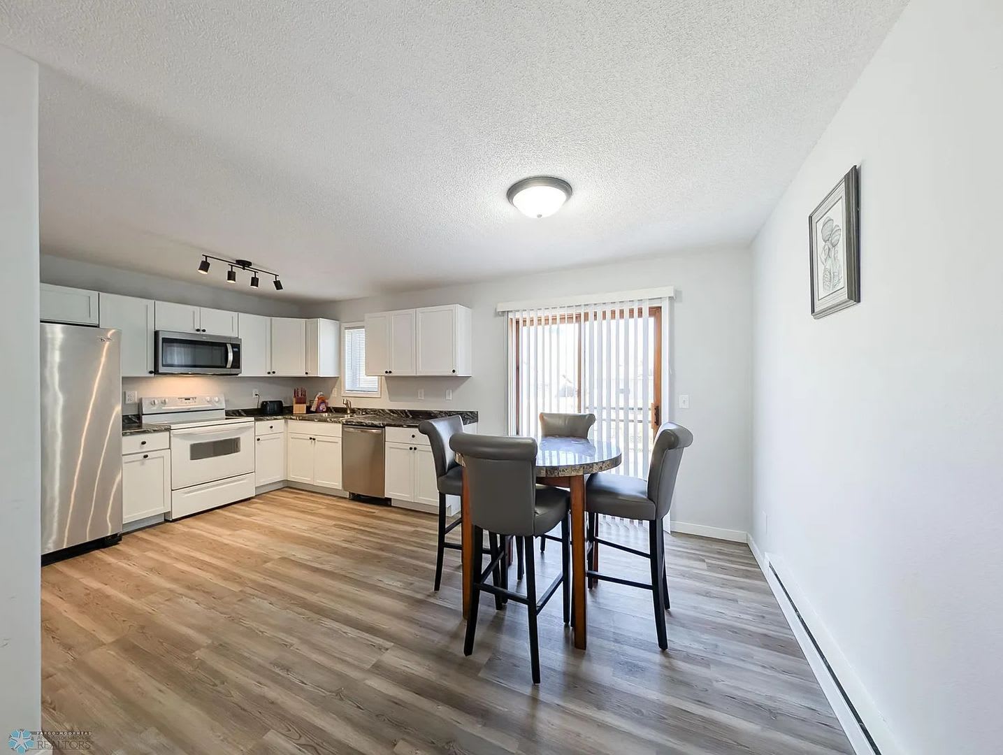 Spacious 4 Bed 2 Bath Home In West Fargo – photo 2