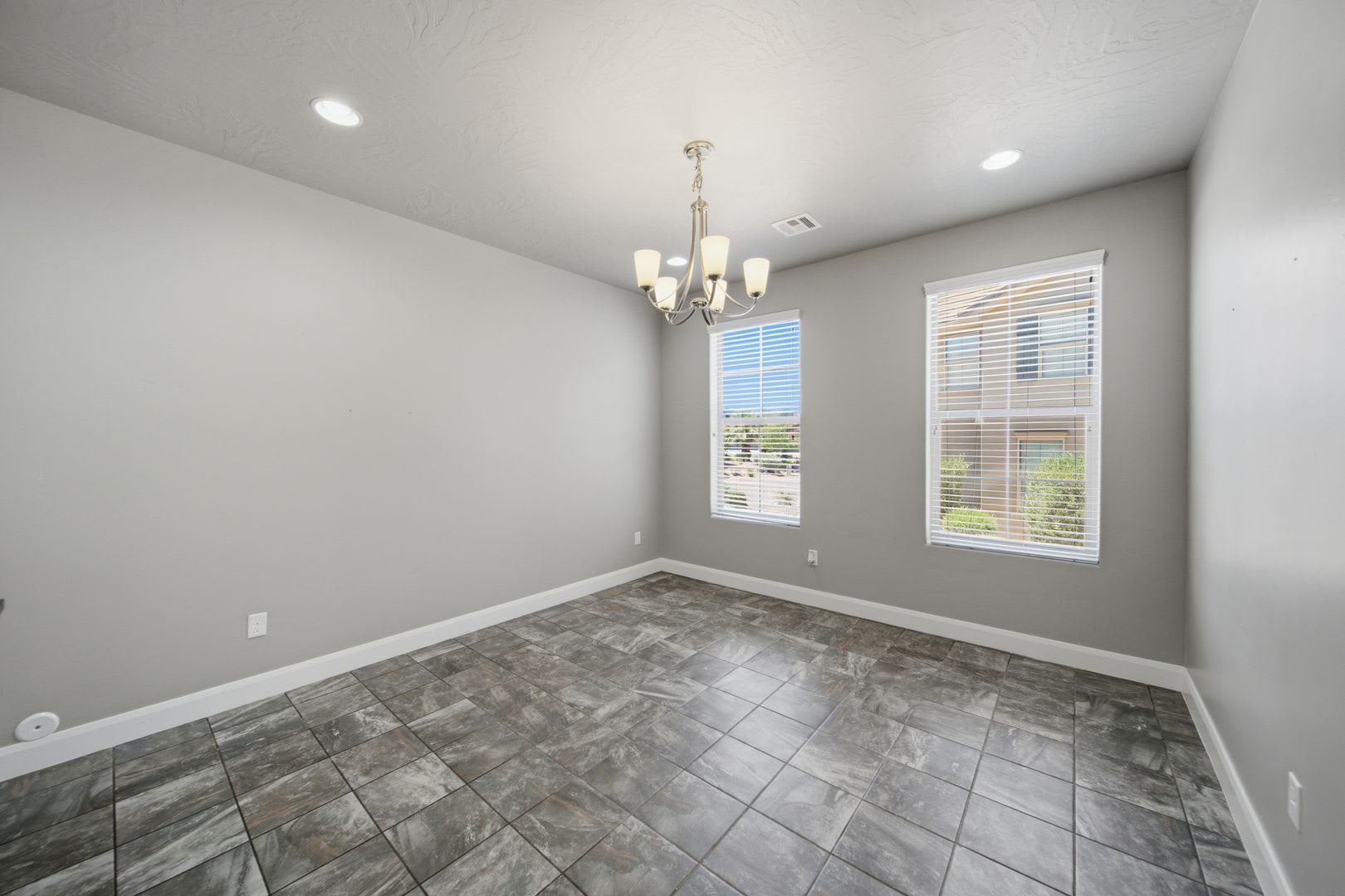 Bright & Spacious 3 bedroom Townhome – photo 5