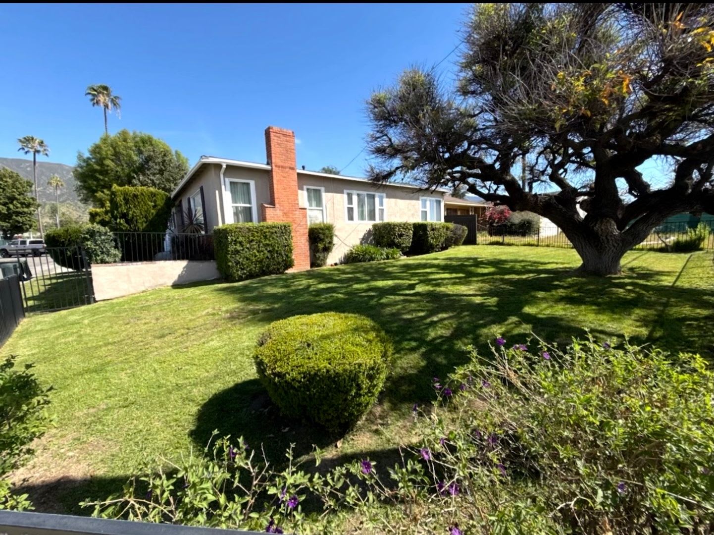 Charming 3Br 2Ba House In Altadena Located On A Spacious Corner Lot In West Altadena – photo 1
