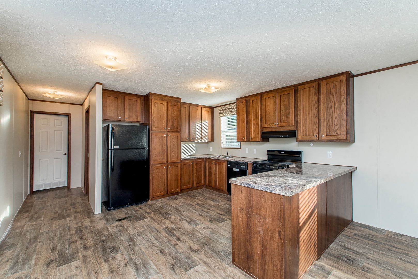Located off of Strawberry Lane in Albany! Cozy 3-Bed, 2-Bathroom Trailer Home for Rent! – photo 2