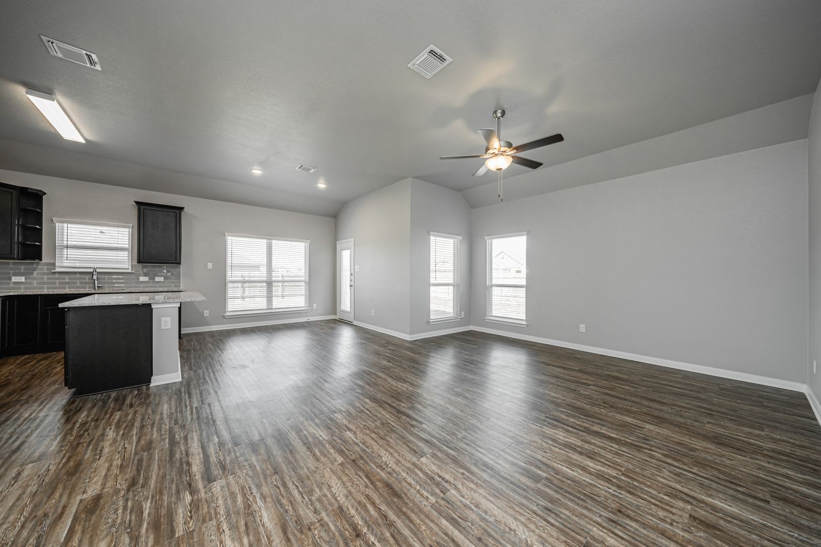 Bright & Cozy Home – photo 4