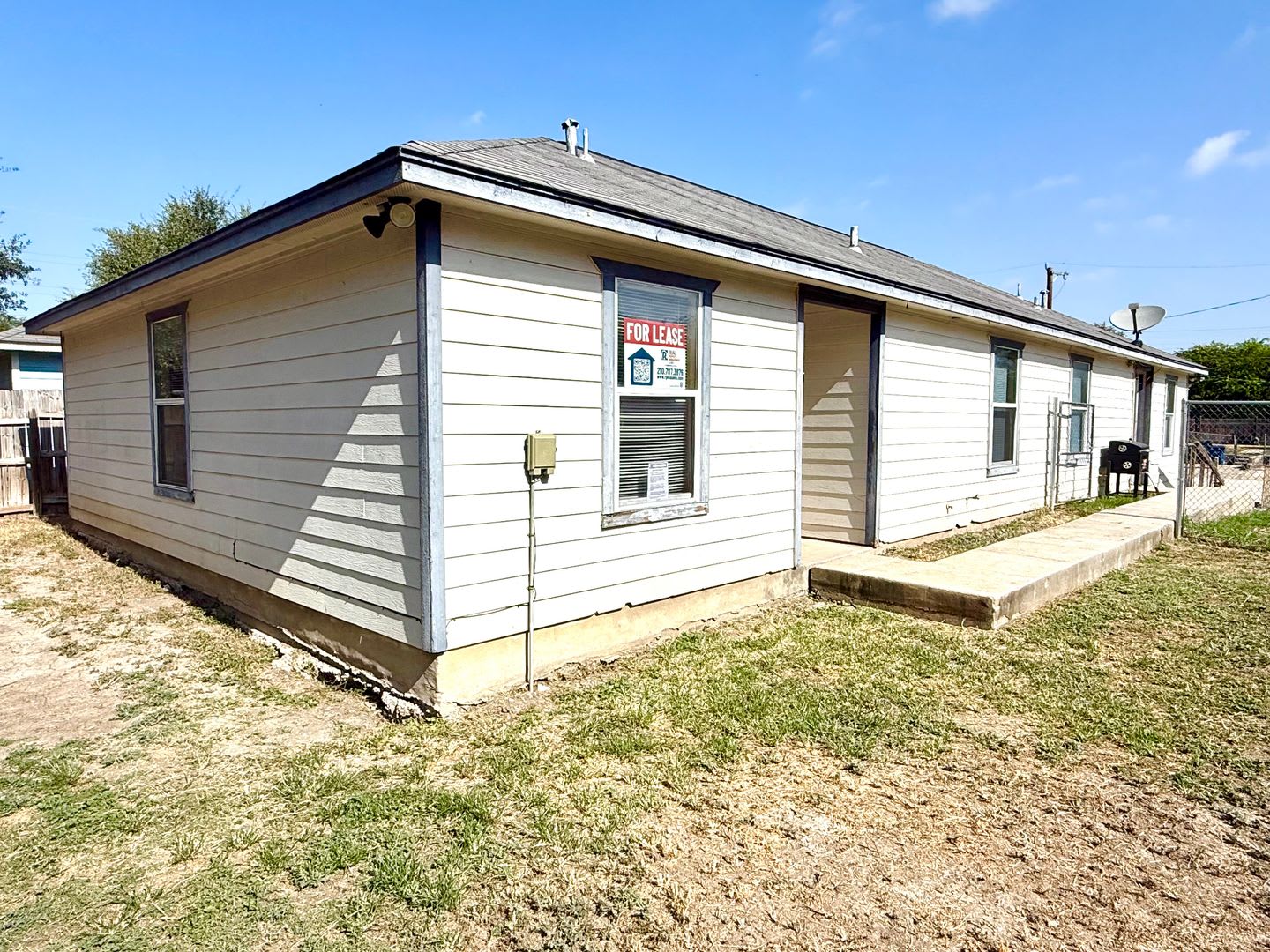 **MOVE IN SPECIAL** Charming 3-Bedroom Home Near St. Mary’s University & Loop 410 – photo 1