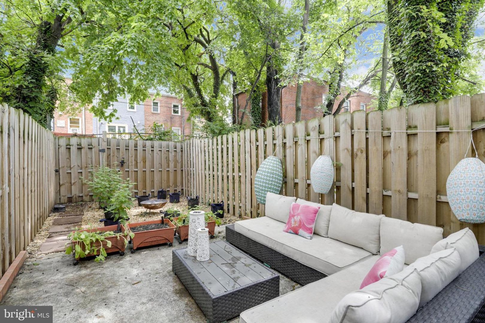 DC Backyard Oasis-Fully Renovated Two-Bedroom House Available Now! – photo 2