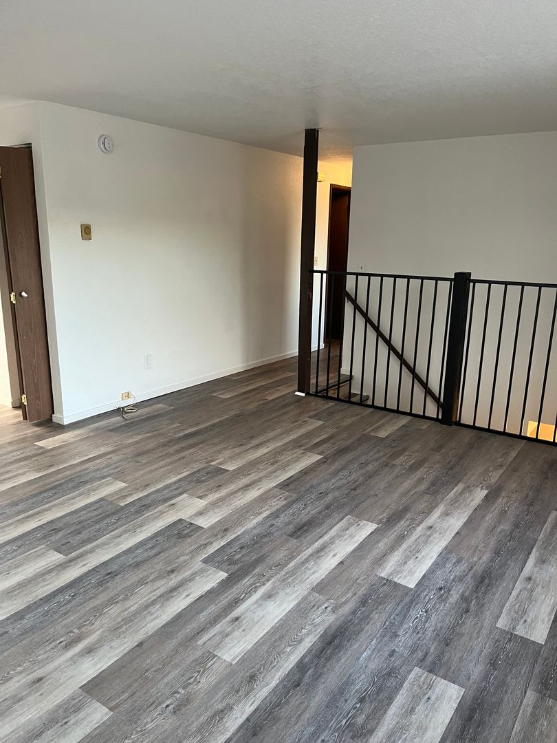 Sutherlin Upstairs 2 bedroom apartment on Comstock – photo 1