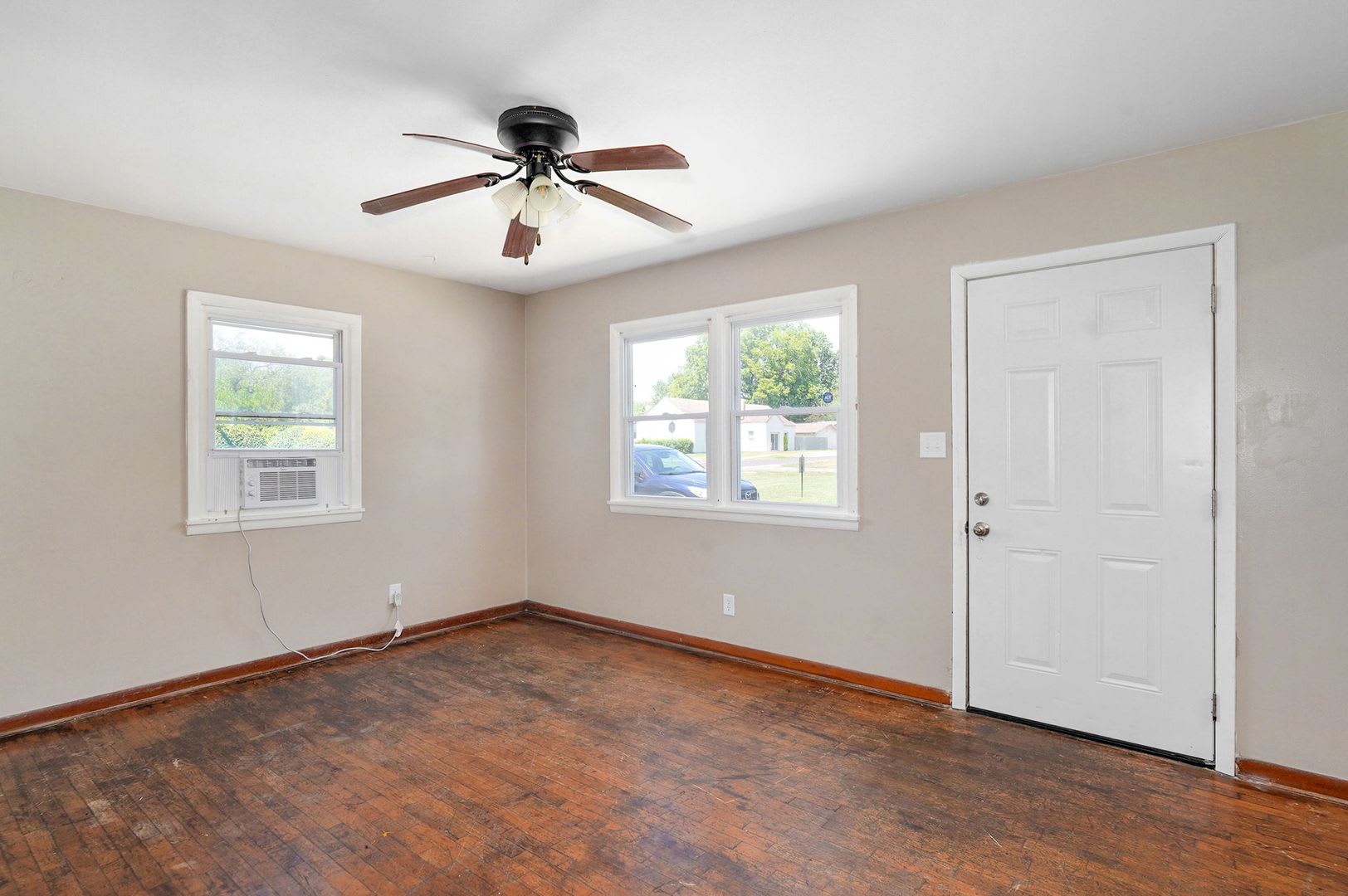 1 Bedroom 1 Bathroom House With Carport Located On A Quiet Street Lawn Care And Trash Included Pets Welcome – photo 3