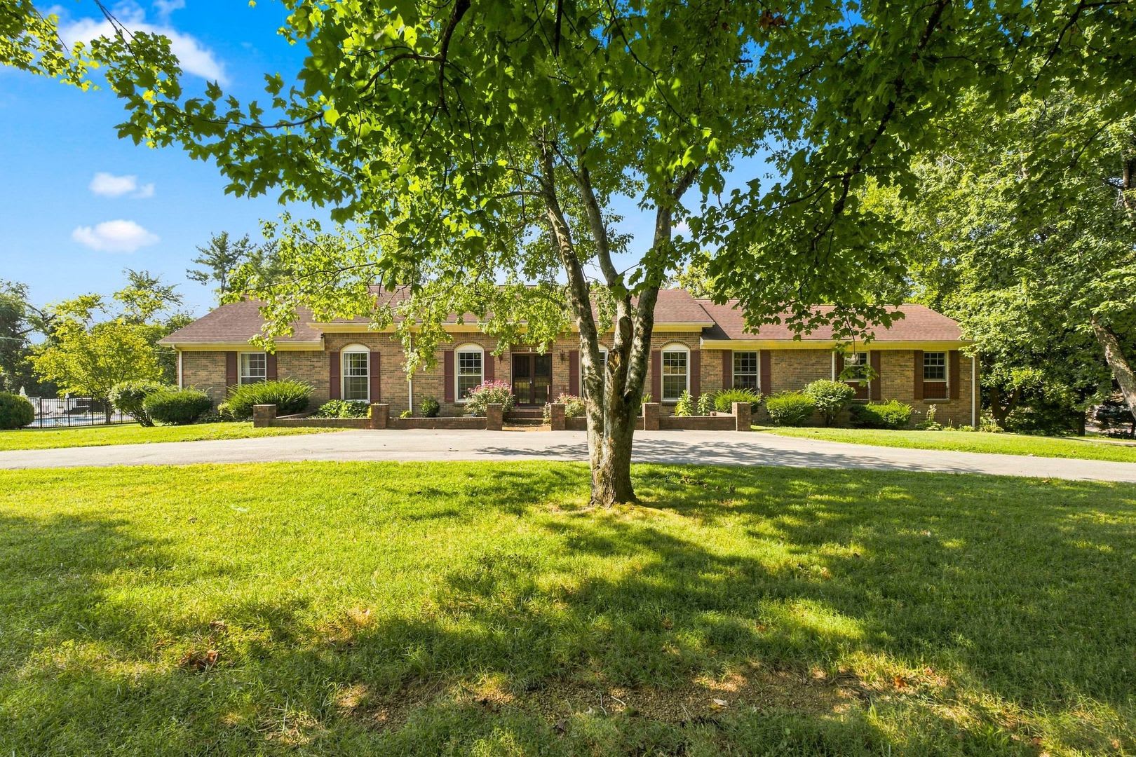 Rare Brentwood Rental Available – photo 2