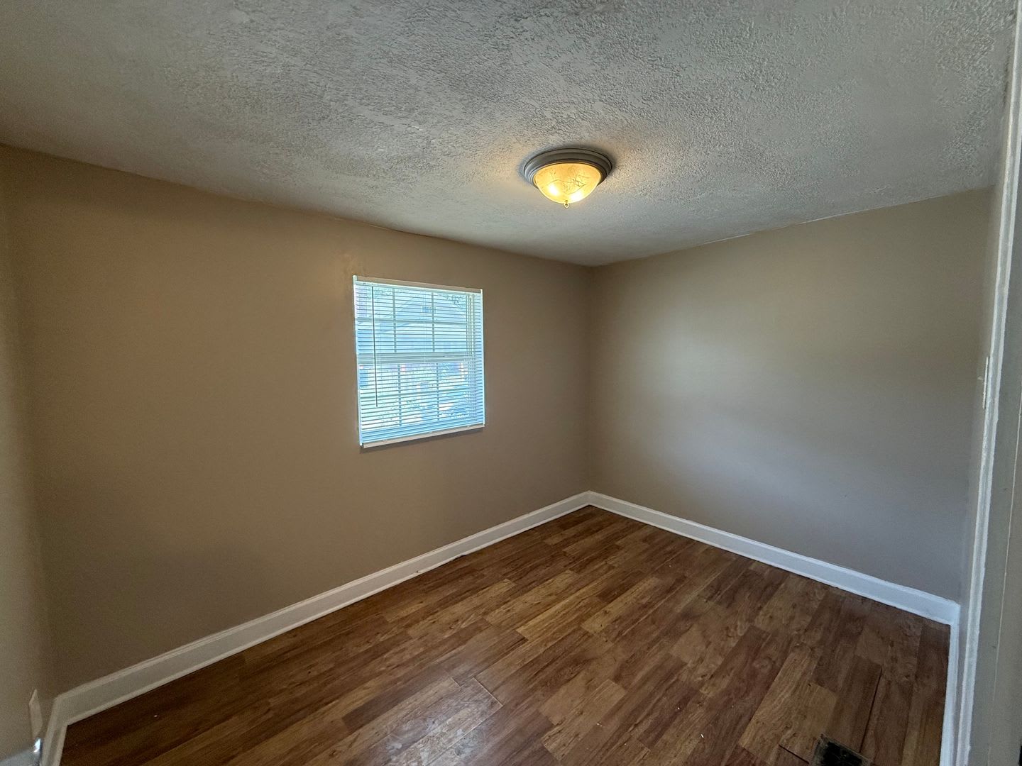 Charming 2 Bedroom, 1 Bath Home with Historic Character &amp; Spacious Living Areas – photo 3