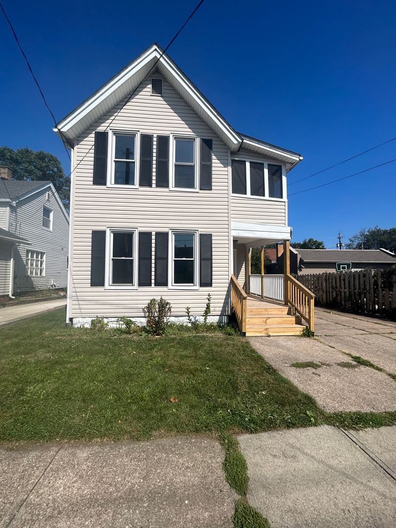 Welcome To This Spacious 6 Bedroom 2 Bathroom House Located In The Vibrant City Of Cleveland – photo 3