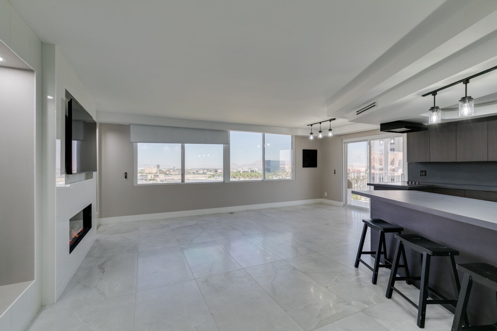 Elevated Penthouse Living with Private Terrace & Resort-Style Amenities – photo 2