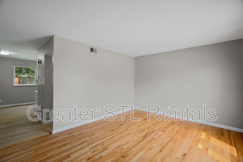 2115 Campus Dr – photo 4