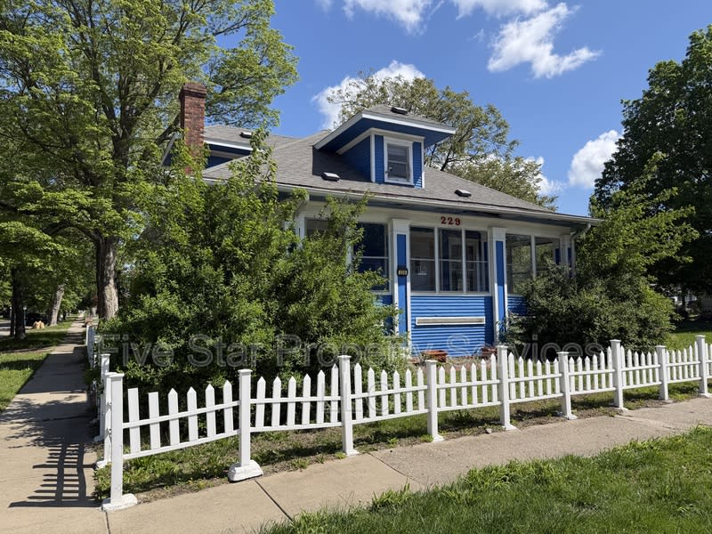 229 W Allen St – photo 1