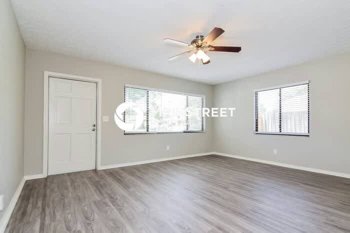 3901 Helena Street Northeast – photo 2