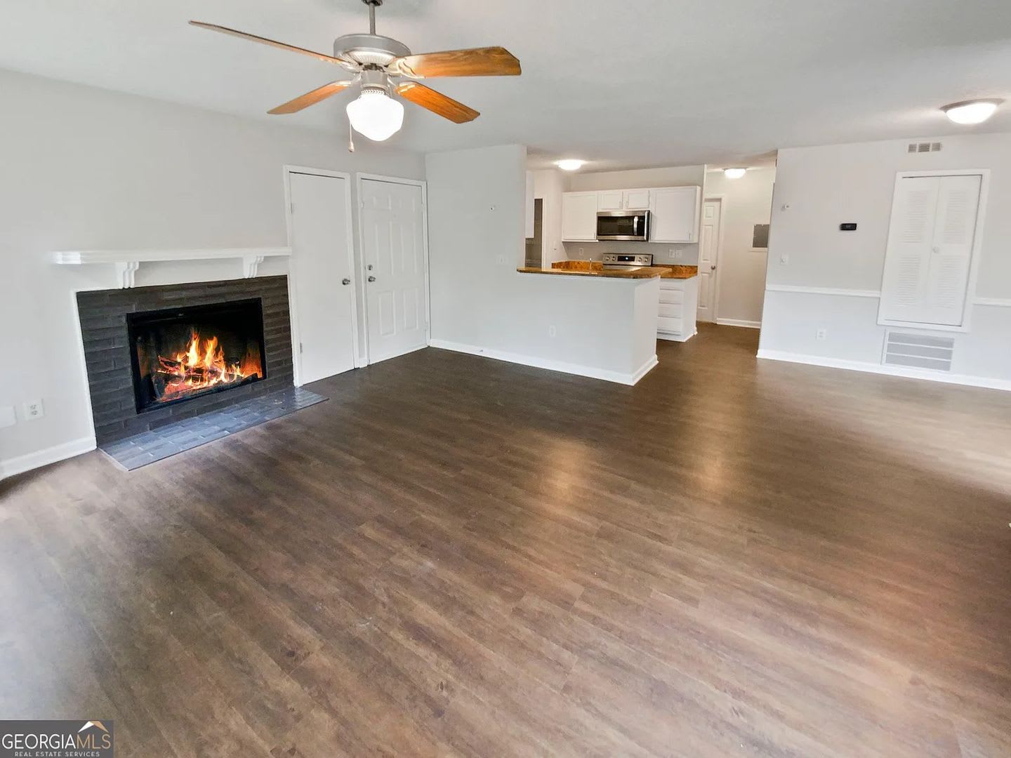 Room in 2 Bedroom Home at Cypress Pointe St – photo 4