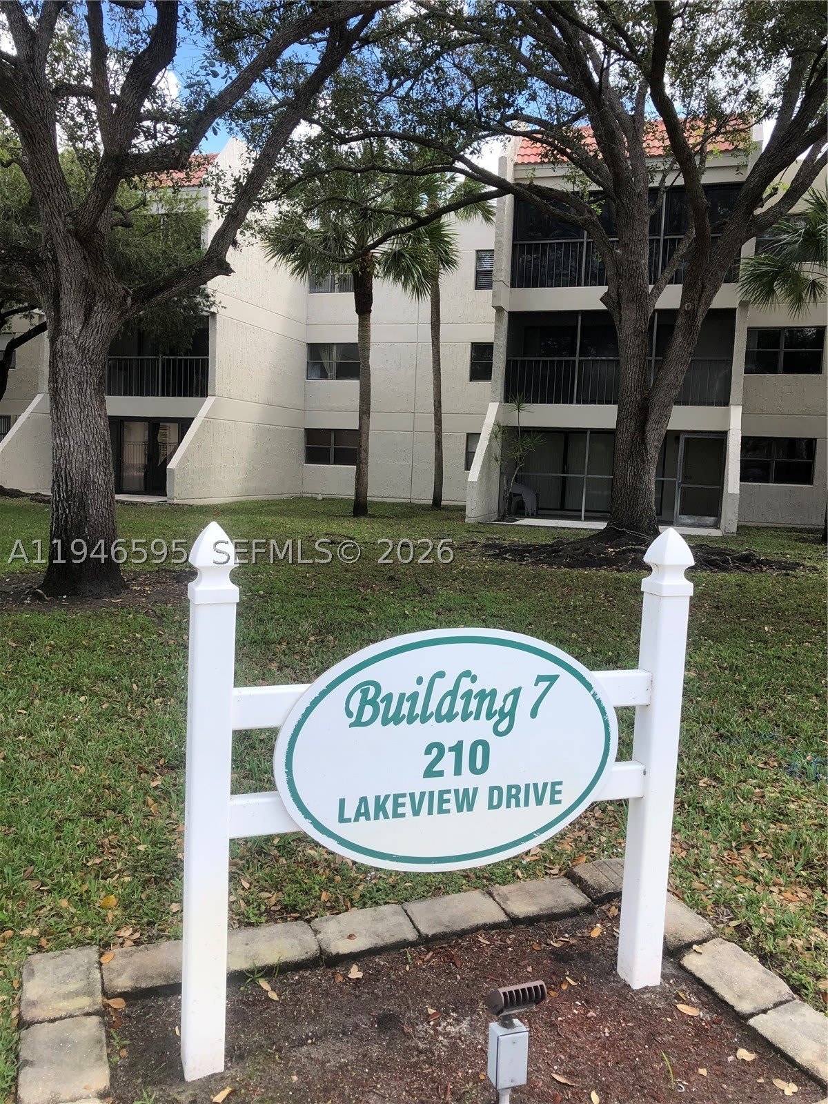 210 Lakeview Dr – photo 2