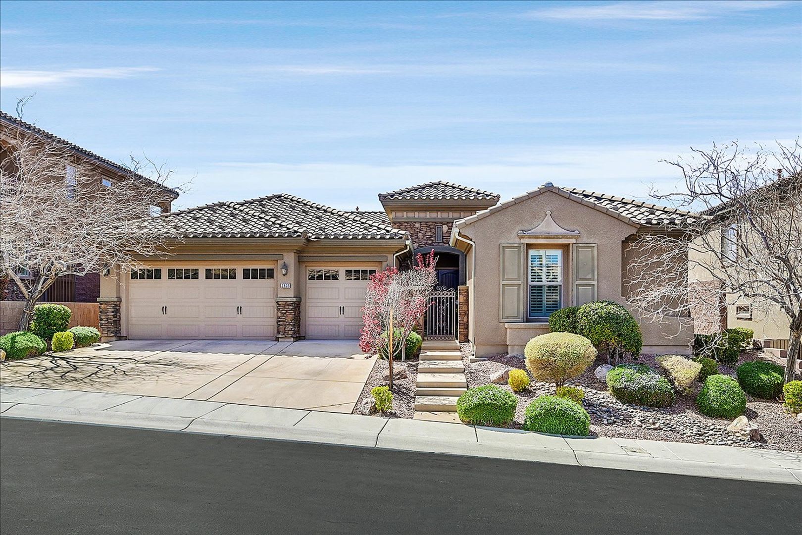 Stunning 1-story home in the prestigious Club at Madeira Canyon guard gated community! – photo 1