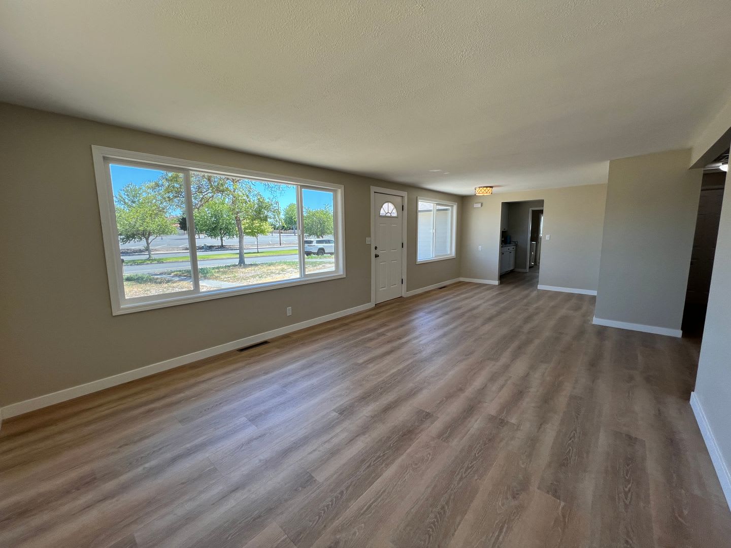Single Family Home With Attached Garage – photo 4